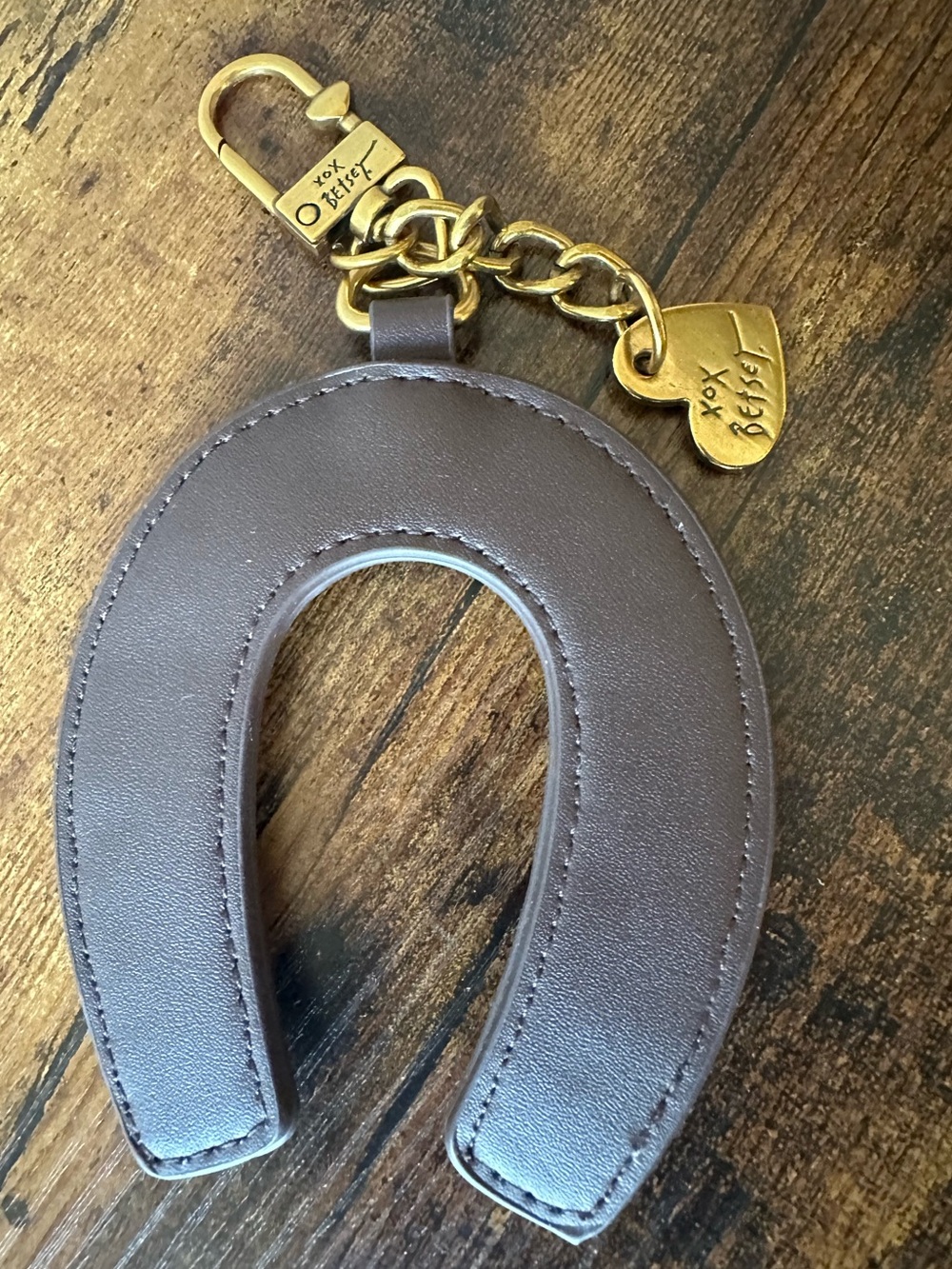 Betsey Johnson Brown Horseshoe Keychain Bag Charm Gold Studs & Charm NWOT - Picture 3 of 4